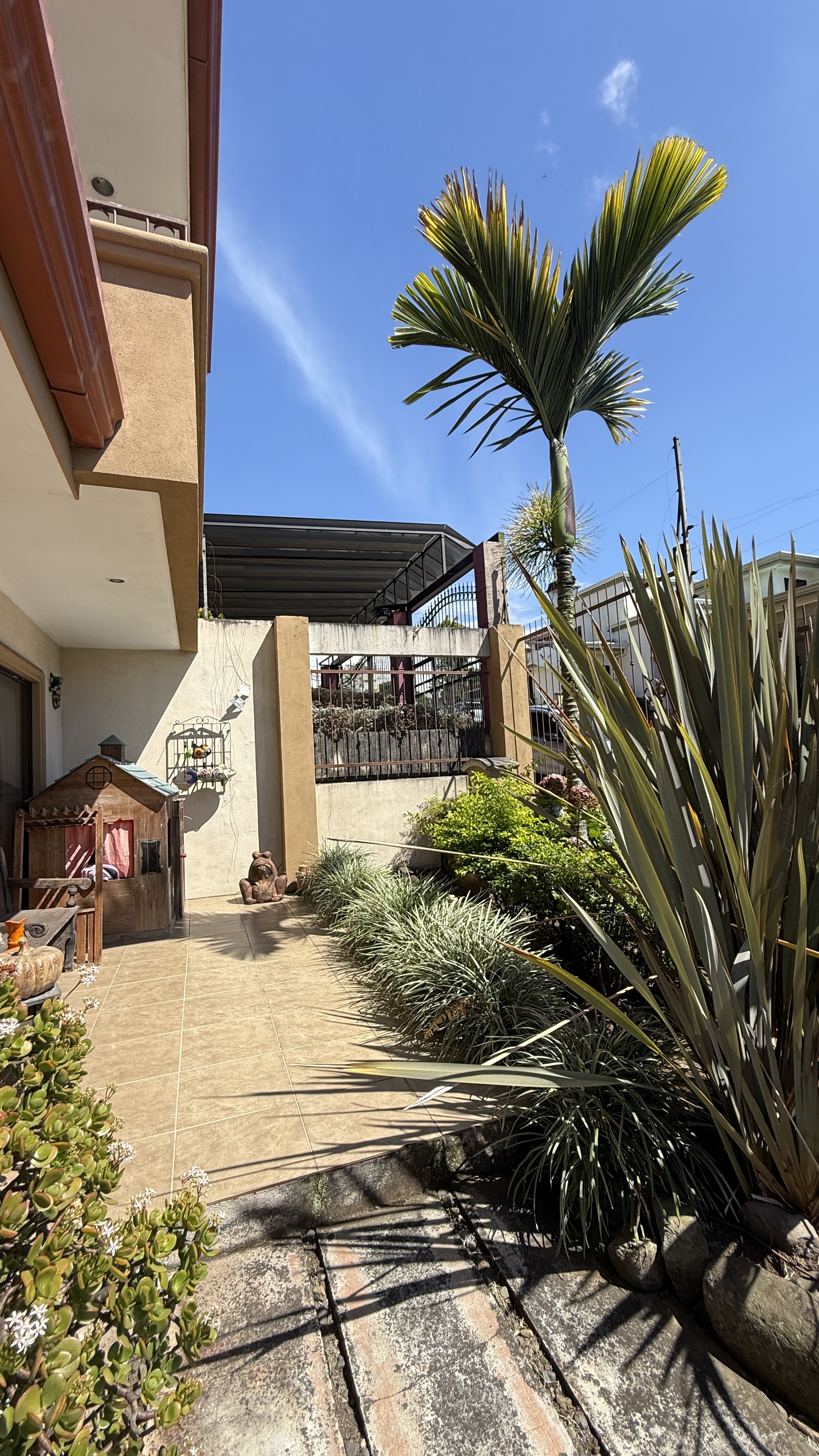 Cochera para 4 vehículos y 3 habitaciones: casa en venta en Moravia