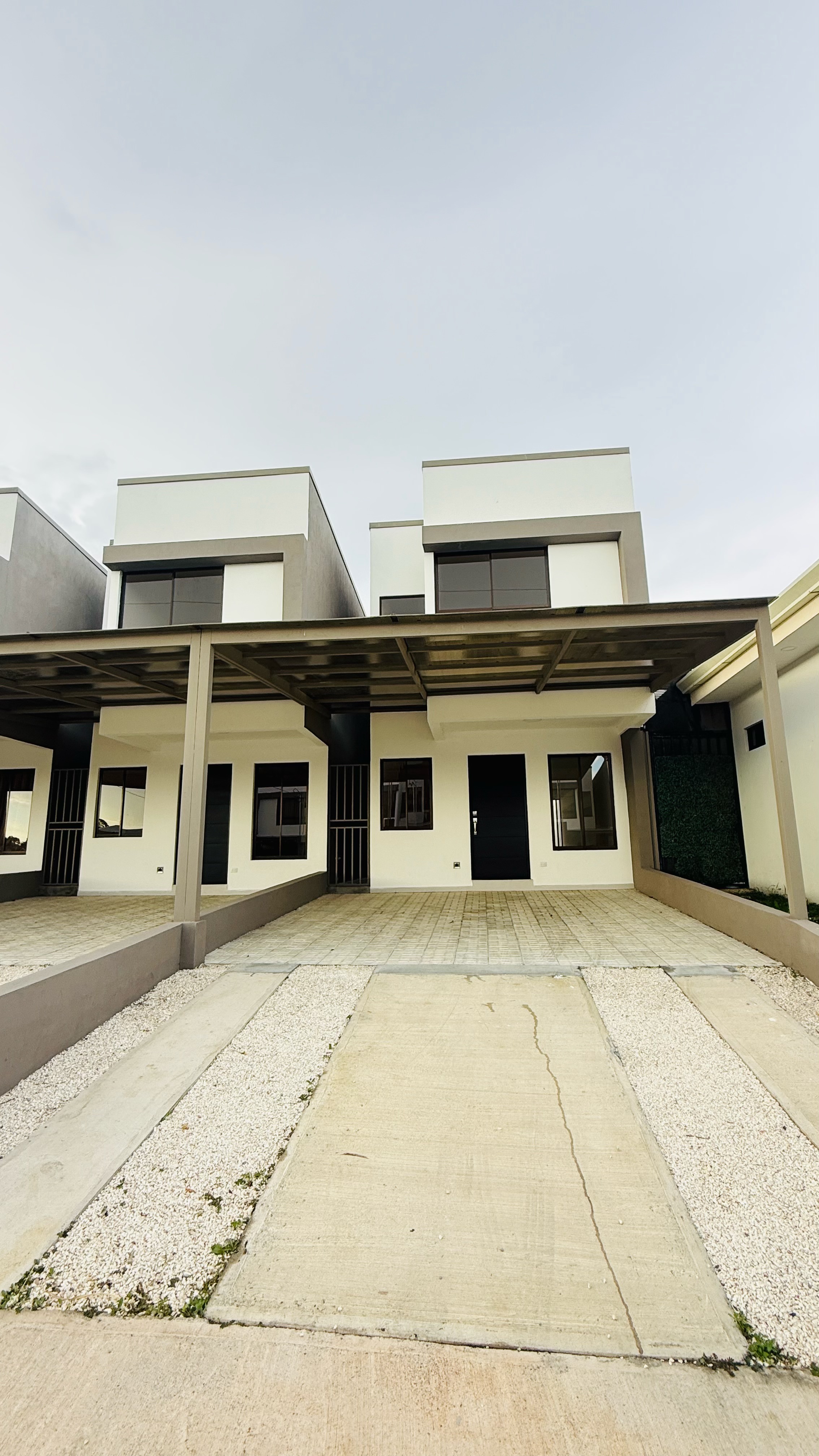 Cochera para 4 vehículos: casa en venta en San Rafael de Alajuela