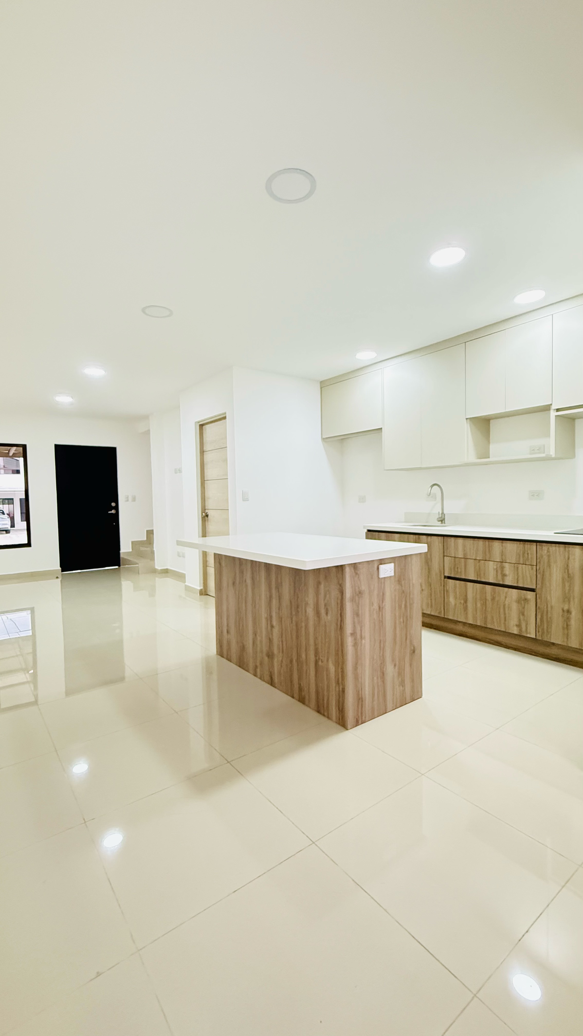 Cochera para 4 vehículos: casa en venta en San Rafael de Alajuela