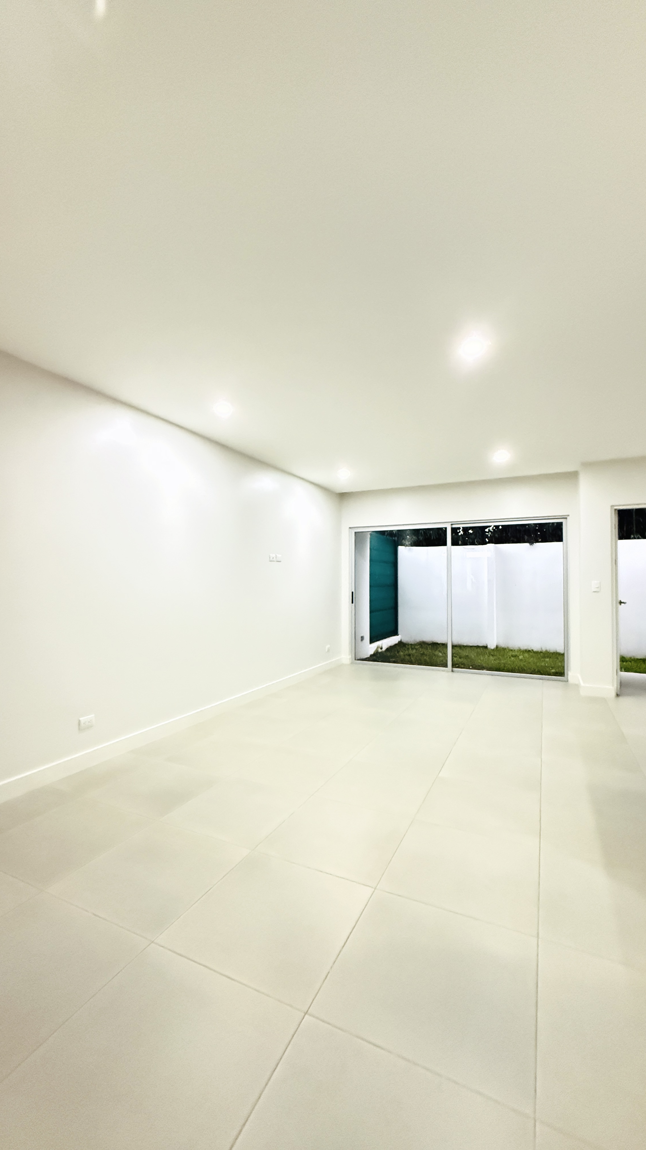 Parqueo techado para 2 vehículos y 3 habitaciones: casa en venta en San Juan de Santa Bárbara