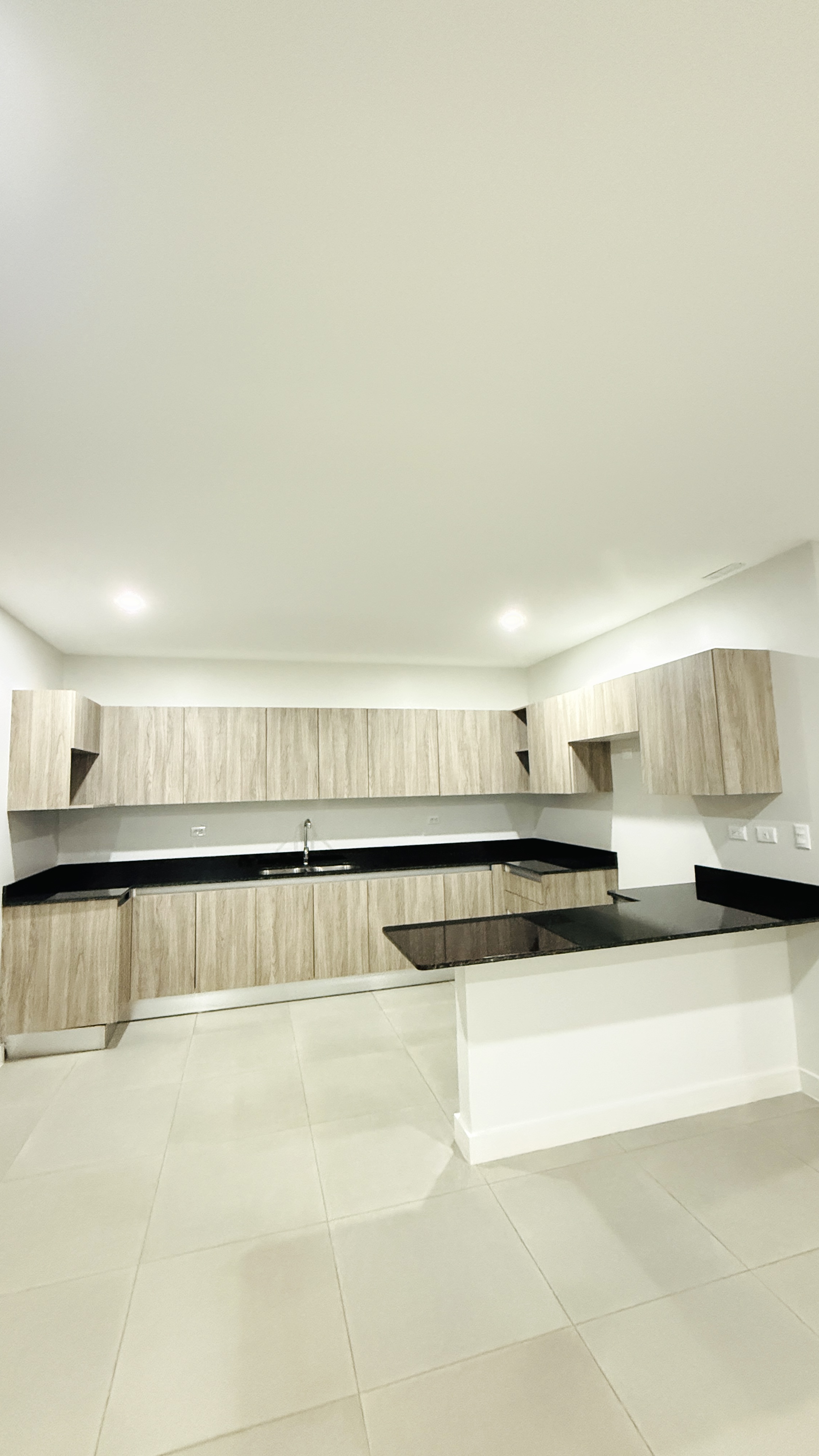 Parqueo techado para 2 vehículos y 3 habitaciones: casa en venta en San Juan de Santa Bárbara
