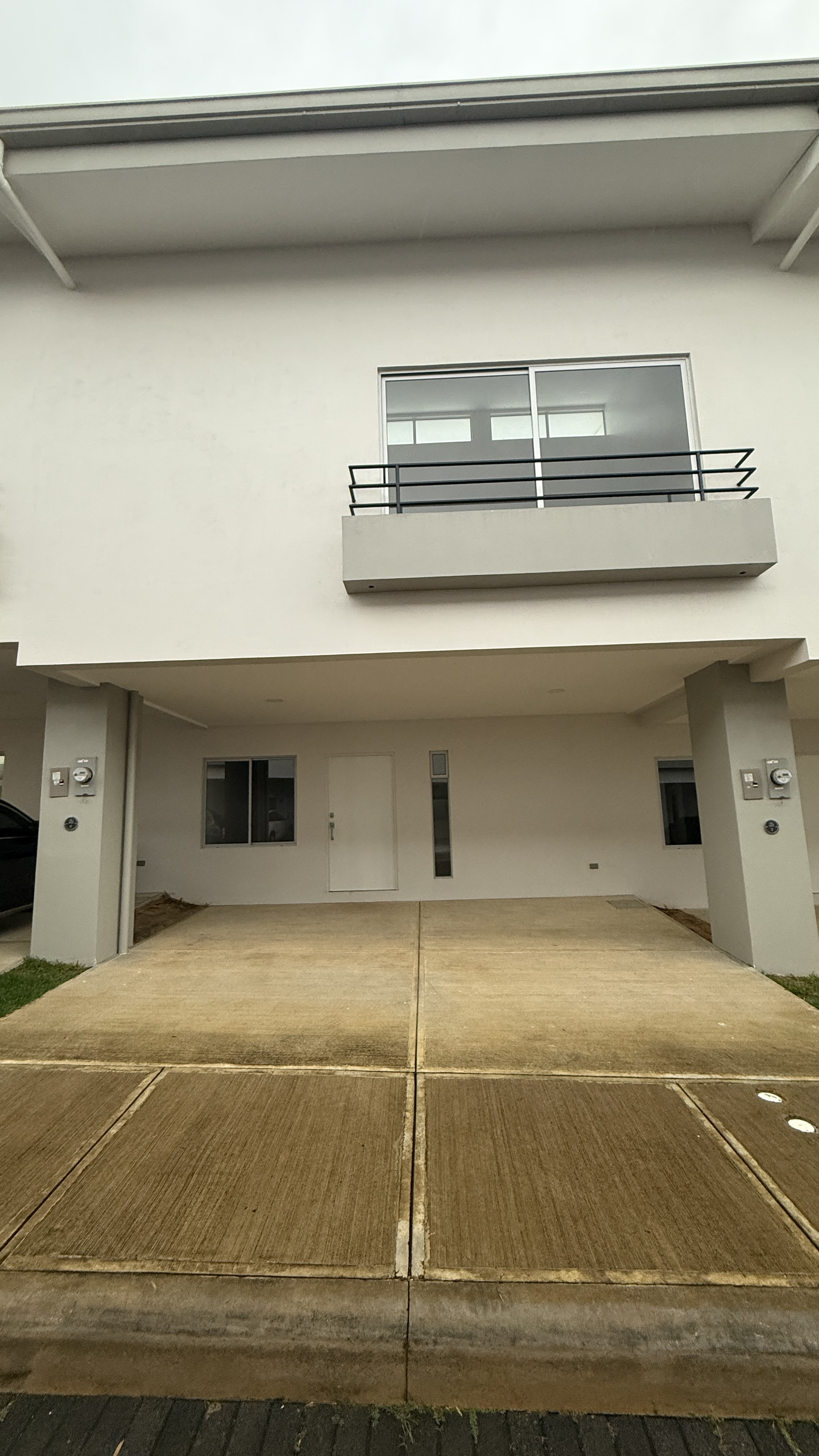 Fachada de dos pisos con garaje descubierto y balcón — casa en-venta en Santa Bárbara