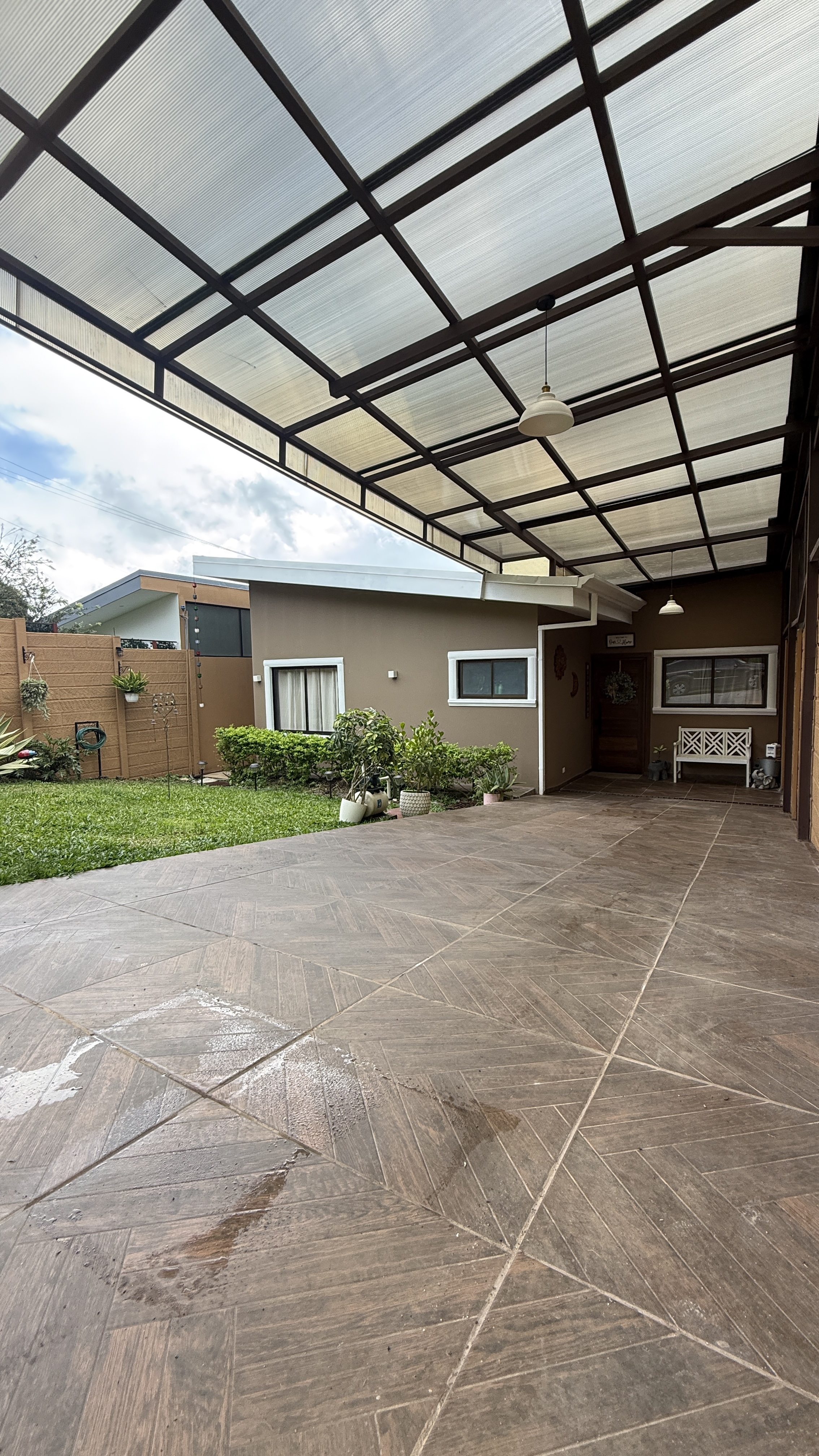 Piscina privada y 451 m²: casa en venta en San Isidro de Heredia