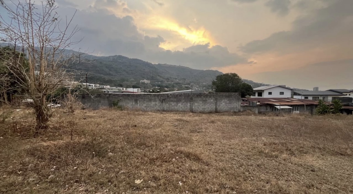 Frente a calle y 1035 m²: lote en venta en Escazú Centro