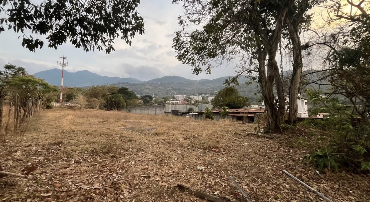 Frente a calle y 1035 m²: lote en venta en Escazú Centro